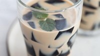 Cincau yang dingin dan bisa redam panas dalam bisa jadi isian teh susu yang harum wangi. Makin enak dihirup dingin dengan kenyal jelly yang manis.Foto: Istimewa