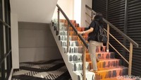 Bagian tangga juga tak luput dari sentuhan seni. Bak ketumpahan cat, tangga ini dihiasi cat berwarna putih, orange dan merah. (Ristu Hanafi/detikTravel)
