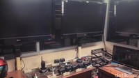Kotor dan tak teraturnya letak barang yang terdapat di control room DPR.