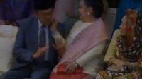 Foto: Momen kemesraan Megawati dan Habibie terekam saat menghadiri pelantikan Jokowi dan JK di Gedung MPR, Senin 20 Oktober 2014. Habibie terlihat diseka pipinya oleh Megawati kehangatan. Momen ini pun jadi perbincangan hangat. Rupanya, lipstik bekas cium pipi tadi membekas di wajah Habibie. Megawati yang melihatnya langsung menyeka bekas gincu itu dengan tisu yang digenggamnya. Keduanya tampak saling melempar tawa. Dok. YouTube (TVOne)