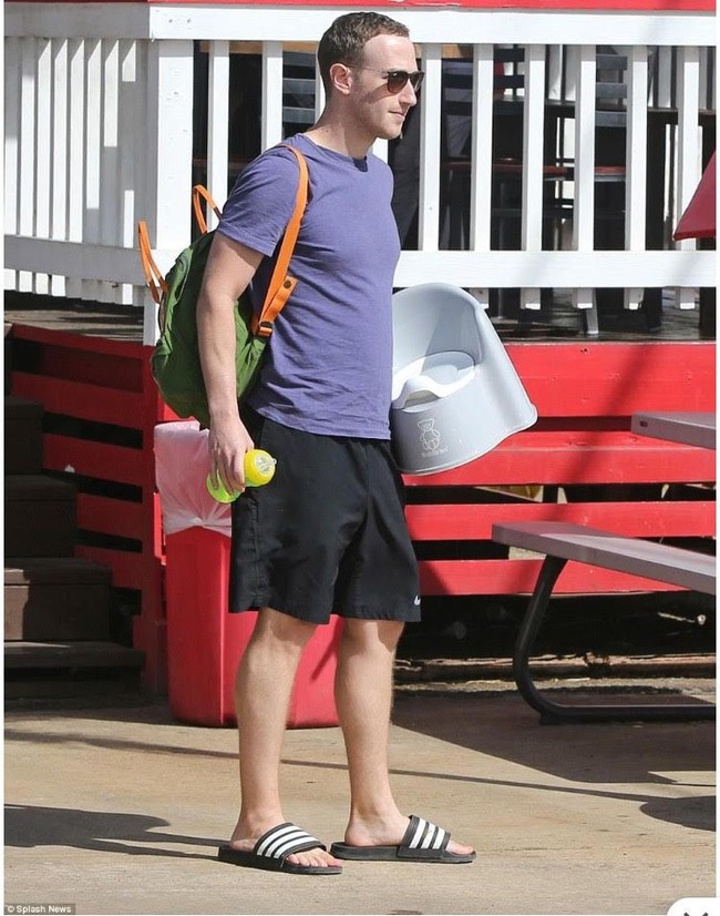 Mark Zuckerberg memiliki kekayaan Rp 958,5 triliun yang memungkinkannya bisa membeli barang-barang branded semahal apapun. Tapi Zuck lebih memilih tampil dengan seragam kebanggaannya yang terdiri dari T-shirt dan hoodie abu-abu, serta jeans. Dia juga masih suka makan junk food dari restoran cepat saji McDonalds. Foto: Splash News bia Daily Mail