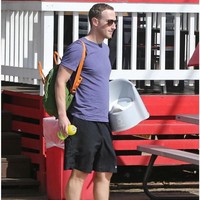 Mark Zuckerberg memiliki kekayaan Rp 958,5 triliun yang memungkinkannya bisa membeli barang-barang branded semahal apapun. Tapi Zuck lebih memilih tampil dengan seragam kebanggaannya yang terdiri dari T-shirt dan hoodie abu-abu, serta jeans. Dia juga masih suka makan junk food dari restoran cepat saji McDonalds. Foto: Splash News bia Daily Mail