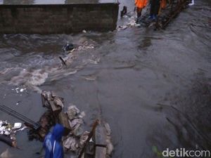 Tanggul Kali Pulo Jebol Lagi, Warga Jati Padang Kebanjiran Lagi