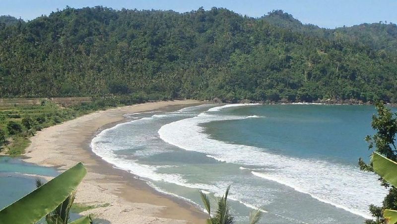 Foto Surga Surfing Di Malang Selatan