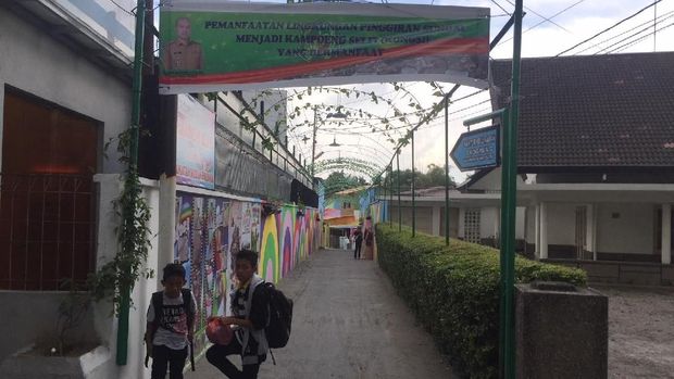  Kampoeng selfie ini terletak di Jalan Dr. Cipto, Gang Sudiaman, Kelurahan Anggrung, Kecamatan Medan Polonia, Kota Medan.