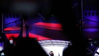 Jakarta, make some noise! You guys make some noise right now! ungkapnya menyapa para penonton.  Foto: Asep Syaifullah