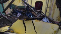 Tembok dan atap rumah roboh. Adeng Bustomi/Antara Foto.