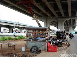 Kolong Tol Becakayu Mulai Ramai PKL