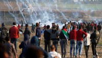 Bentrokan terbaru pecah antara tentara Israel dengan demonstran Palestina di perbatasan Gaza pada 15 Desember. Foto: REUTERS/Mohammed Salem