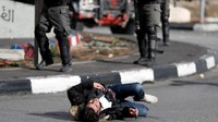 Warga Palestina ini ditembak usai dicurigai memakai sabuk peledak di tubuhnya. Goran Tomasevic/Reuters.