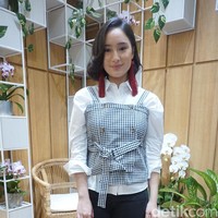 Untuk sepatu, Tatjana Saphira mengandalkan loafer hitam beraksen stud yang tampak nyaman. (Foto: Daniel Ngantung/Wolipop)