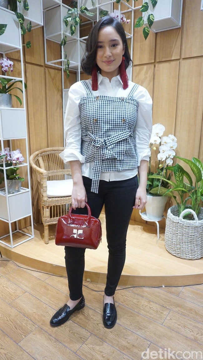 Untuk sepatu, Tatjana Saphira mengandalkan loafer hitam beraksen stud yang tampak nyaman. (Foto: Daniel Ngantung/Wolipop)