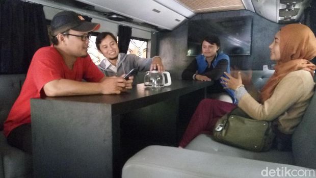 interior dalam bus disulap seperti meeting room