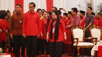 Presiden Joko Wdodo (kiri) didampingi Ketua Umum PDIP Perjuangan Megawati Soekarnoputri (kanan) saat memasuki ruang Rapat Koordinasi Nasional (Rakornas) Tiga Pilar Partai Demokrasi Indonesia Perjuangan (PDIP) di Tangerang, Banten, Sabtu (16/12). Foto: dok. PDIP