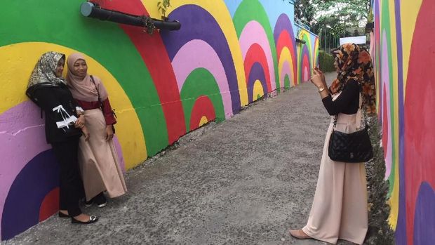  Salah seorang pengunjung Kampoeg Selfie, Febri (22), datang ke pemukiman warga tersebut bersama dua temannya. 