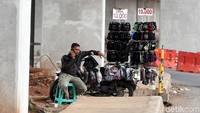 Mereka adalah pedagang minuman dan aksesoris motor.