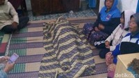 Foto: BNPB melaporkan ada 2 orang meninggal dunia dan 7 orang mengalami luka akibat gempa. Suasana di rumah duka Kusnadi. Fotografer: Hakim-detikcom