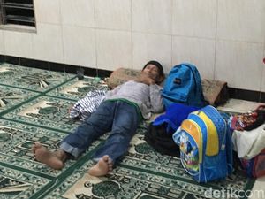 Tanggul Kali Pulo Jebol Lagi, 20 KK Warga Jati Padang Mengungsi
