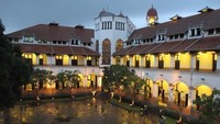 Lawang Sewu punya 928 pintu yang membuat gedung ini estetik. Selain berfoto di bagian luarnya, Lorong-lorong di Lawang Sewu juga menimbulkan efek simetris yang Instagramable. (Fadil/dTraveler)