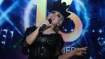 Syahrini Manja di Atas Ranjang