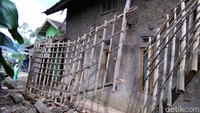 Hingga saat ini, petugas gabungan masih mendata jumlah total kerusakan yang diakibatkan gempa bumi di wilayah Garut.  Foto: Hakim Ghani/detikcom