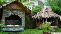 Ada juga saung-saung yang bisa jadi tempat Anda duduk lesehan sambil menikmati makanan enak. Foto: Lusiana Mustinda/dok. detikFood