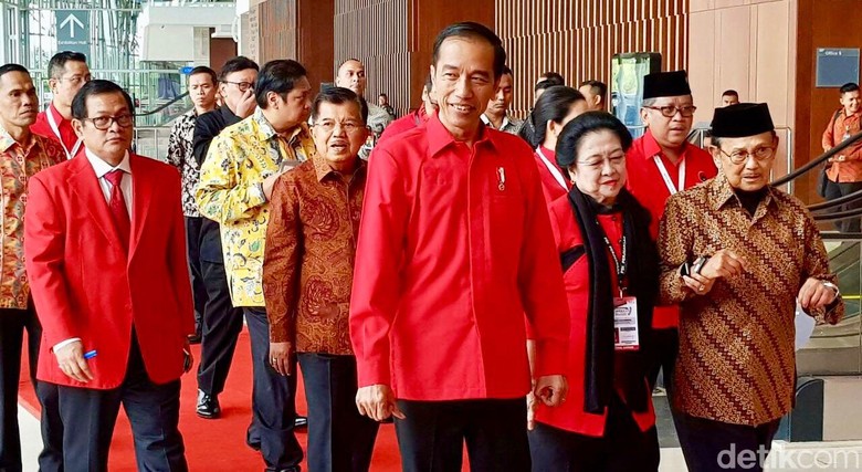 Jokowi Masih Belum Bersikap soal Airlangga dan Khofifah Jokowi Masih Belum Bersikap soal Airlangga dan Khofifah