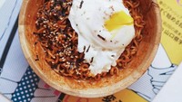 Mie asal Korea dengan bumbu warna merah ini memang sangat digandrungi anak muda. Rasanya yang pedas dengan paduan irisan nori dan wijen sangat enak dinikmati hangat-hangat! Foto: Istimewa
