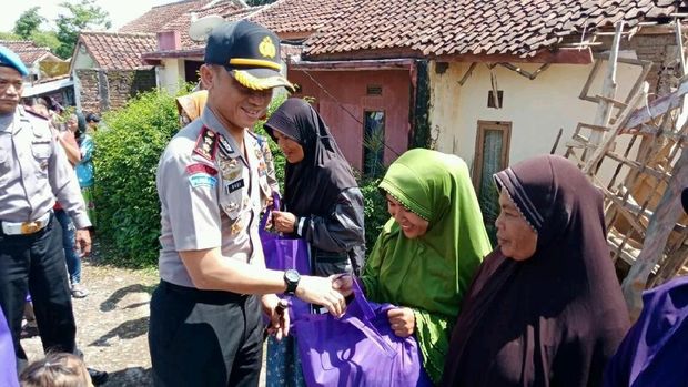  Kapolres Garut AKBP Budi Satria Wiguna memberikan bantuan kepada korban gempa.