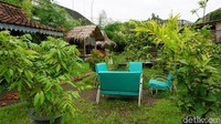 Memasuki area tengah, Anda dapat menemukan tempat duduk unik di halaman belakang. Restoran yang berkonsep seperti rumah ndeso ini memang bisa jadi pilihan tepat untuk bersantai. Foto: Lusiana Mustinda/dok. detikFood