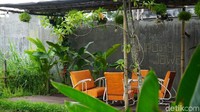 Tempatnya memang luas dan memiliki banyak spot yang instagramable. Ini salah satu spot menarik untuk Anda nikamati secangkir kopi. Foto: Lusiana Mustinda/dok. detikFood