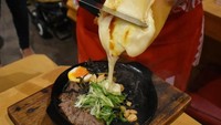 Nah, ini dia tampilan ramen dengan mie berwarna hitam yang disajikan dengan keju raclette. Udah pernah coba? Foto: Istimewa