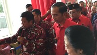 Presiden Jokowi meninjau stand-stand UMKM di Rakornas PDIP. (Nur Indah/detikcom).
