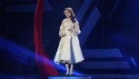 Malam tadi, Rossa tidak sendirian hadir di panggung megah Transmedia 16. Foto: Hanif Hawari