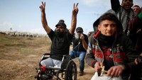 Peristiwa yang terjadi setelah itu tidak terlalu jelas. Demonstran Palestina yang berkumpul di sepanjang perbatasan terus melemparkan batu ke arah tentara Israel hingga berujung bentrokan selama beberapa jam. Beberapa saat kemudian, laporan menyebut dua demonstran tewas, yang salah satunya diidentifikasi sebagai Thurayeh. Foto: REUTERS/Mohammed Salem