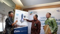 Dirut PT Saint-Gobain Construction Products Indonesia Hantarman Budiono (kiri), menjelaskan produk Gyproc kepada Dirut PT Bangun Bantala Indonesia Yogi Pratomo Widhiarto (tengah) didampingi GM Business Development Cipto Firmansyah, usai penandatanganan naskah kerjasama, di Jakarta, Jumat (15/12).