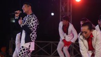 Ia tampil bersama dancer dengan koreografi yang memukau. Foto: Hanif Hawari