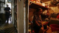 Saking sempitnya, beberapa barang pribadi mereka bahkan tak muat untuk ditaruh di hunian tersebut. (Reuters)