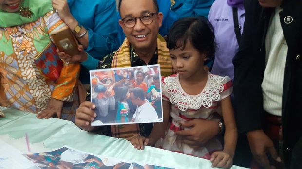  Anies juga bercerita perihal latarbelakang foto yang ditunjukkan Natasha.