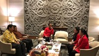 Di sela-sela acara, Jokowi berbincang dengan Ketum PDIP Megawati Soekarnoputri yang ditemani Ketua DPP nonaktif Puan Maharani. Materi pembicaraan belum diketahui. Foto: dok. Istimewa