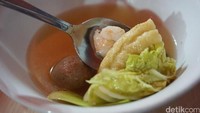 Kalau ini shabu-shabu buatan warung tenda Genji Genzo di Pasar Modern BSD. Menu set kombinasi shabu-shabu dibanderol Rp 46.000. Kuahnya kaldu sapi dengan isian udang, pangsit hingga bakso. Foto: dok. detikFood