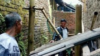 Belasan rumah di Garut, Jawa Barat, rusak akibat diguncang gempa bumi berkekuatan 6,9 SR yang terpusat di Tasikmalaya.  Foto: dok BPBD Garut