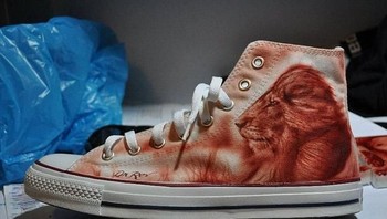 Tak hanya berbahan kanvas, ia juga bisa melukis di bahan sepatu. (Foto: Rev Mayers)