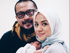 Cara Sederhana Rayakan Ultah Pernikahan ala Enno Lerian