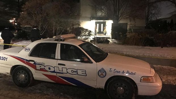 Polisi berjaga di depan rumah Barry Sherman