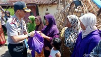 Kapolres Garut AKBP Budi Satria Wiguna memberikan bantuan kepada korban gempa. Foto: Hakim Ghani/detikcom