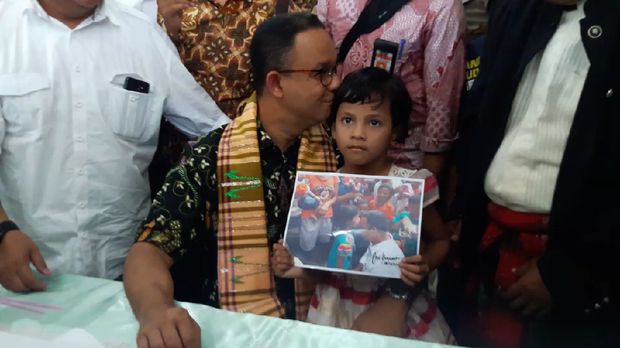  Natasha bergegas mendekati Anies dan menyodorkan sejumlah foto yang mengabadikan momen kebersamaan Anies dan dirinya.