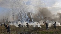 Selain di Gaza, bentrokan juga terjadi di Tepi Barat. Tampak dalam foto ini momen saat hujan gas air mata melanda para demonstran Palestina. Foto: AFP PHOTO/MOHAMMED ABED