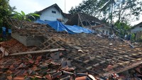 Rumah permanen berlantai dua ambruk akibat gempa bumi di Desa Gunung Sari, Jawa Barat, Sabtu (16/12). Adeng Bustomi/Antara Foto.