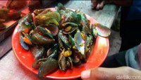 Di kawasan Jakarta Timur, ada juga seafood murah yang bisa Anda coba. Di sini ada kerang, kepiting hingga ceker yang dimasak dengan saus pedas. Namanya Nok Evita Mengejar Badai. Foto: detikfood